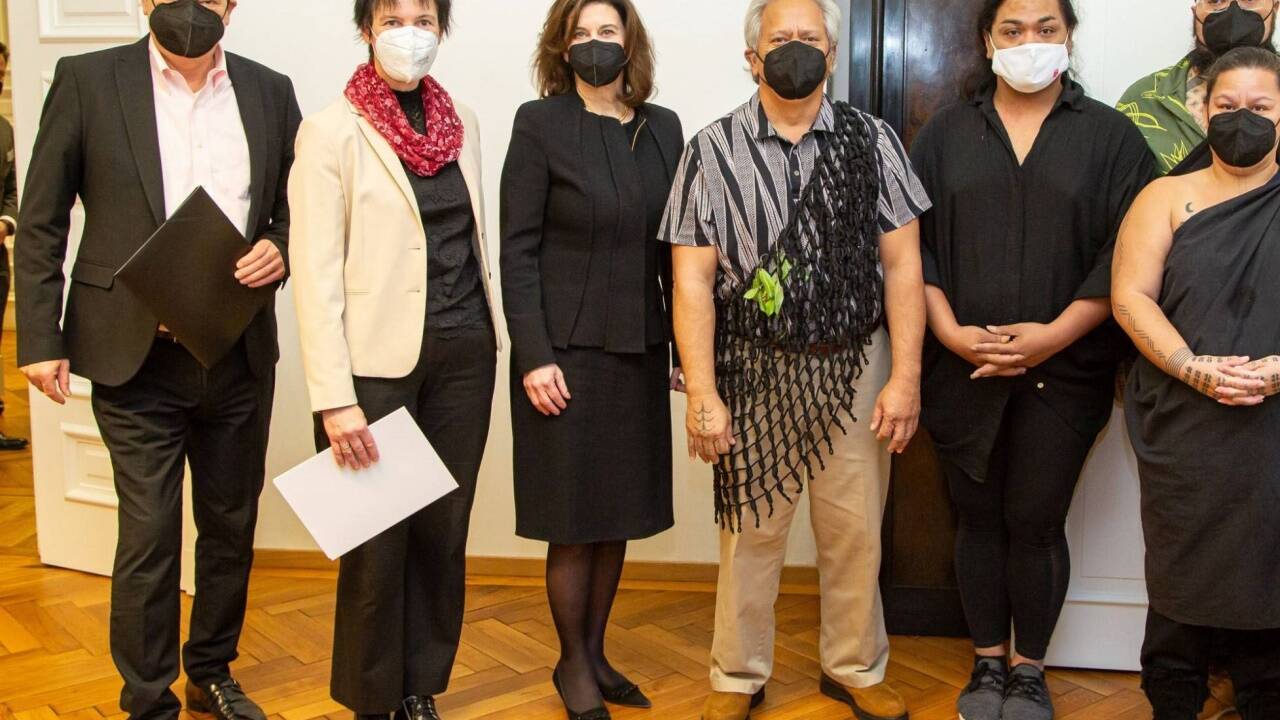 Vizekanzler Mag. Werner Kogler, NHM Wien-Generaldirektorin Dr. Katrin Vohland, US-Botschafterin Dr. Victoria Reggie Kennedy, Vertreter*innen des Office of Hawaiian Affairs und als Delegation der Hui Iwi Kuamo’o: Edward Halealoha Ayau, Kaumakaiwa Kanaka’ole, Brandy Kalehua Kamohalii Caceres, Norman Christopher Moore Kaleilani Caceres<br /> 