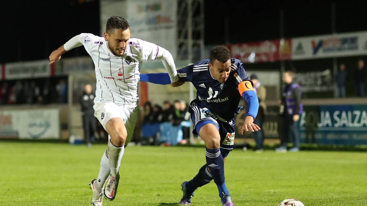Austria Salzburg (links Umberto Gruber) und St. Johann (Benjamin Ajibade) sind für die Rückkehr der Regionalliga West.  