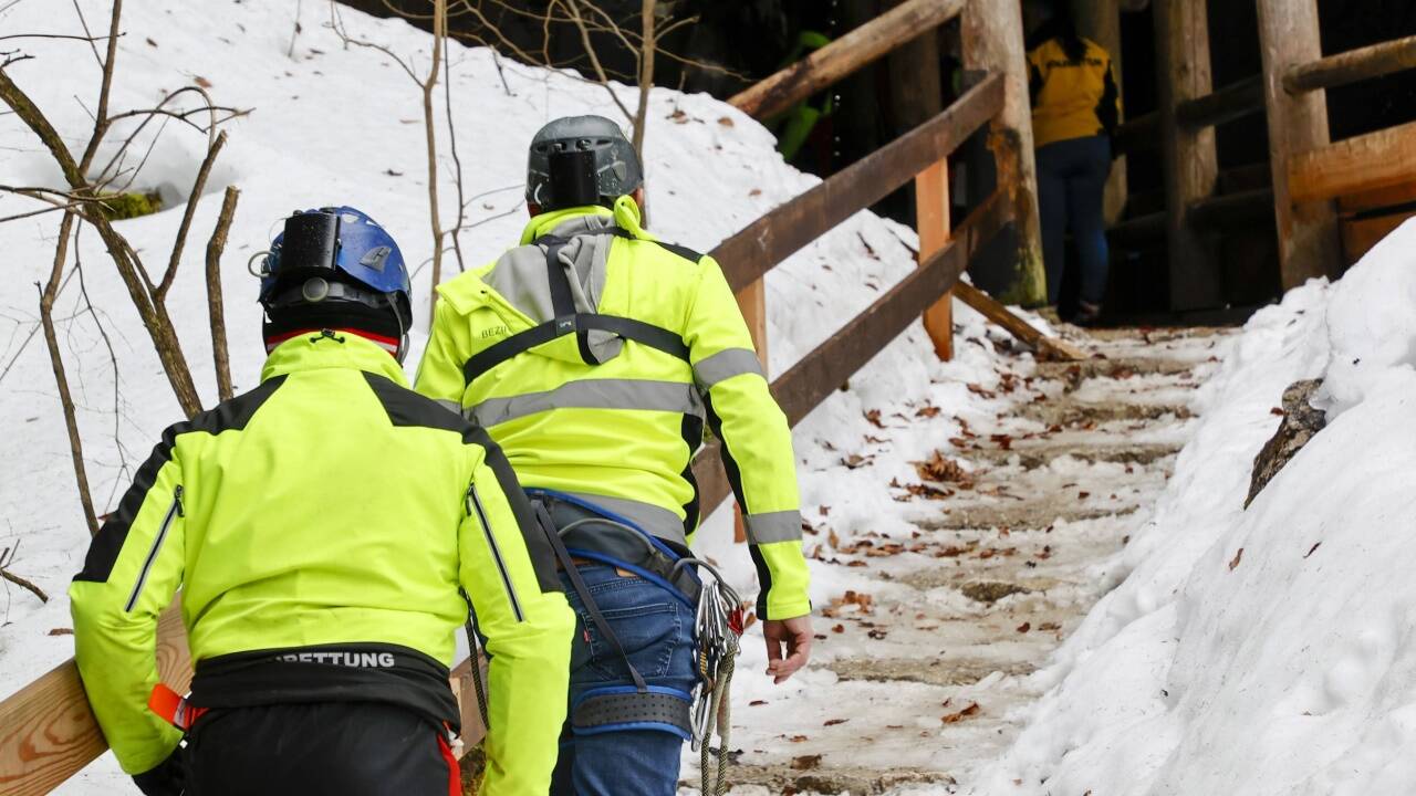 Die drei Forscher aus Polen nach ihrer Rettung: Michal Ciszewski, Jacek Szczygiel und Mateusz Golicz (von links). Die Männer waren überrascht, dass sie so schnell gerettet werden konnten. 