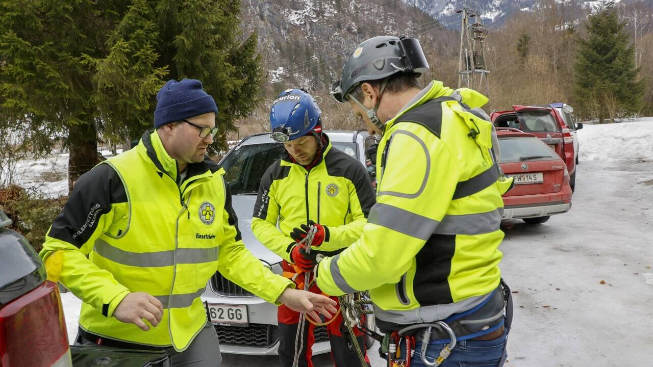 Die drei Forscher aus Polen nach ihrer Rettung: Michal Ciszewski, Jacek Szczygiel und Mateusz Golicz (von links). Die Männer waren überrascht, dass sie so schnell gerettet werden konnten. 