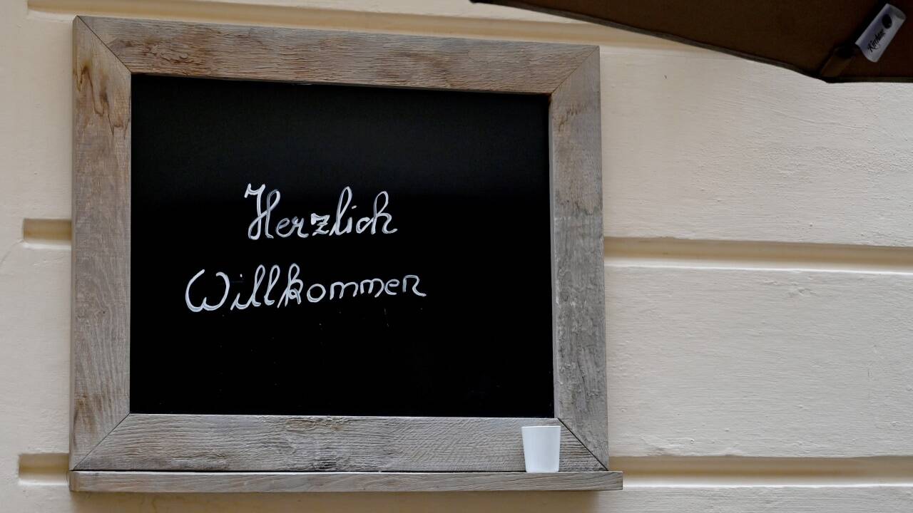 Herzlich willkommen: Ein Land sperrt auf.  