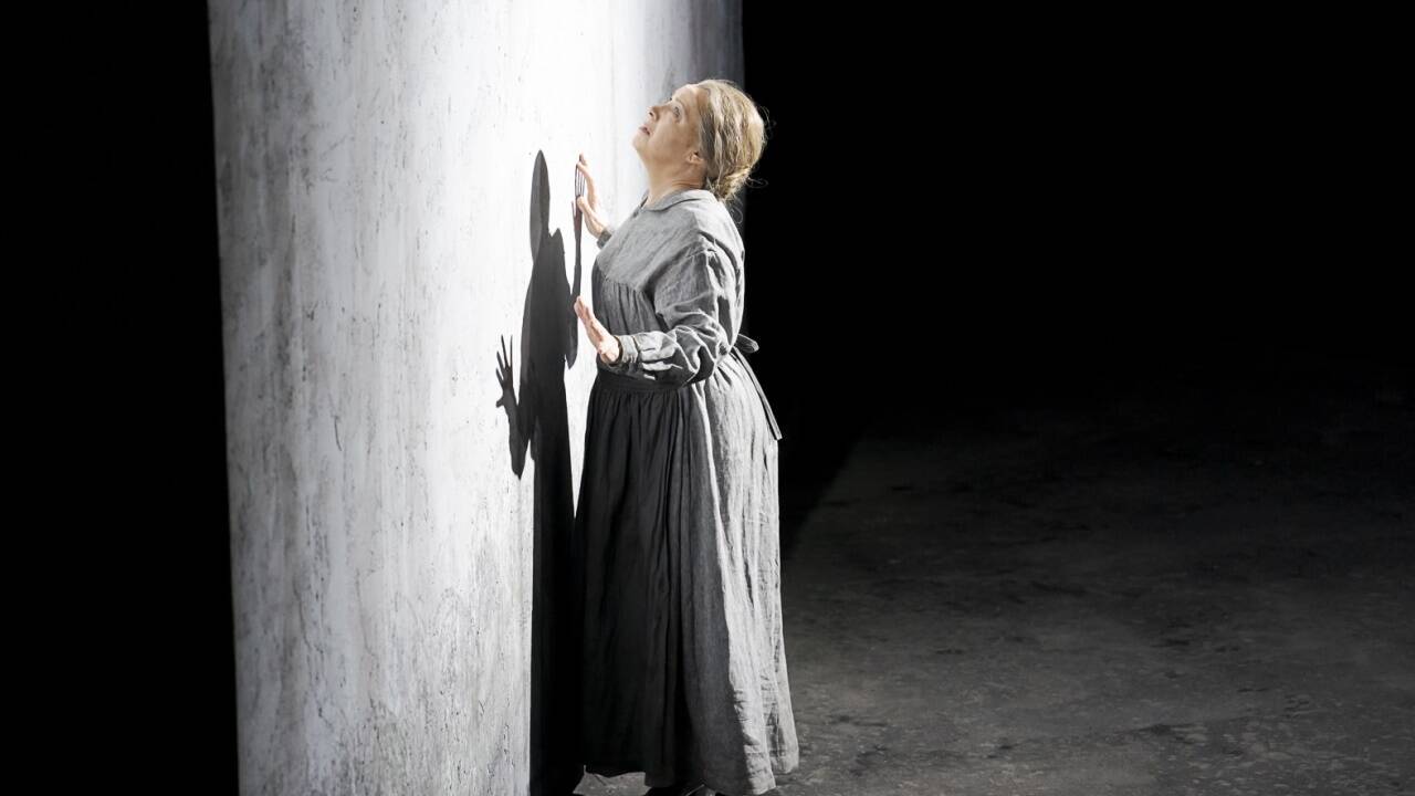 Nina Stemme als Küsterin. 