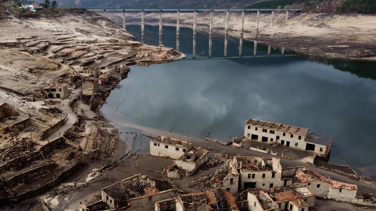 Der Stausee schrumpfte zu einer Pfütze, das 30 Jahre lang versunkene Dorf Aceredo ist wieder da. Der Stausee schrumpfte zu einer Pfütze, das 30 Jahre lang versunkene Dorf Aceredo ist wieder da.