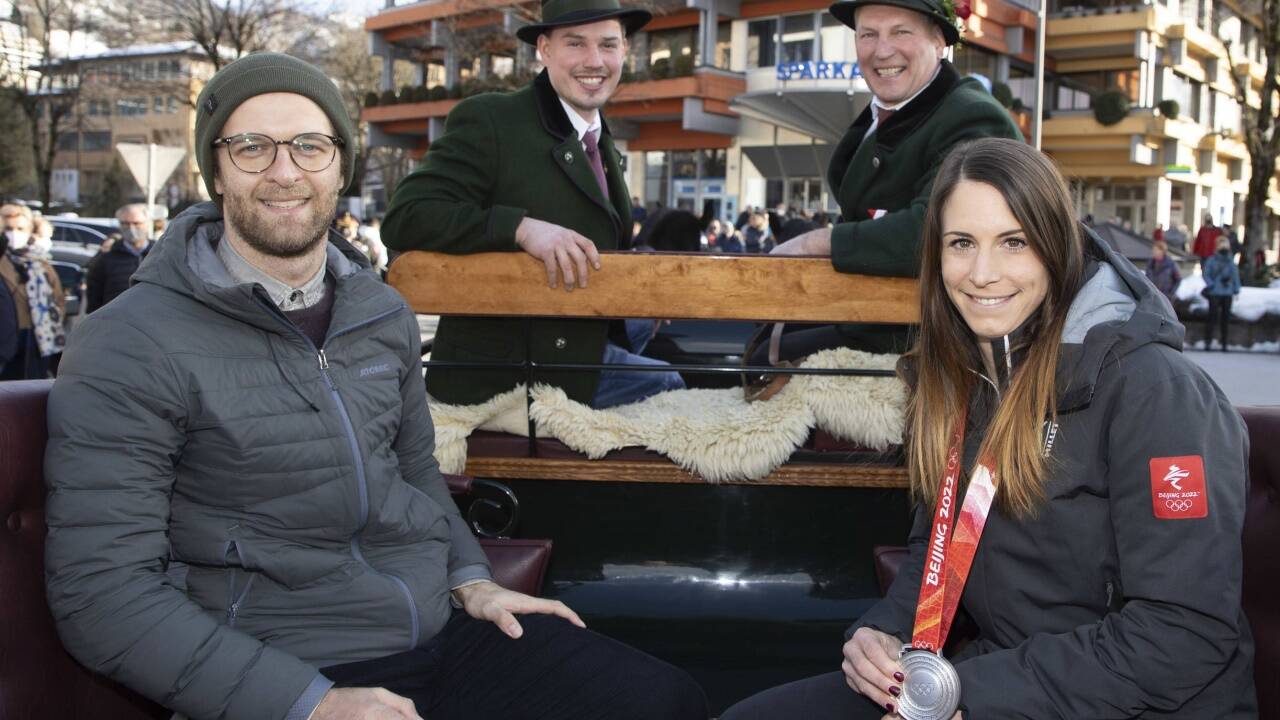 Mirjam Puchner strahlte mit Lebensgefährte Franz Promberger und der Silbermedaille um die Wette. 