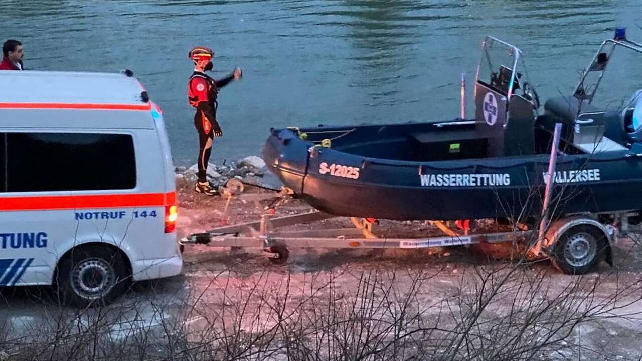 Ein Pkw ist am Sonntag bei Oberndorf bei Salzburg in die Salzach gerollt. Die Einsatzkräfte konnten das Fahrzeug sichern – drei Personen kamen dabei ums Leben.  