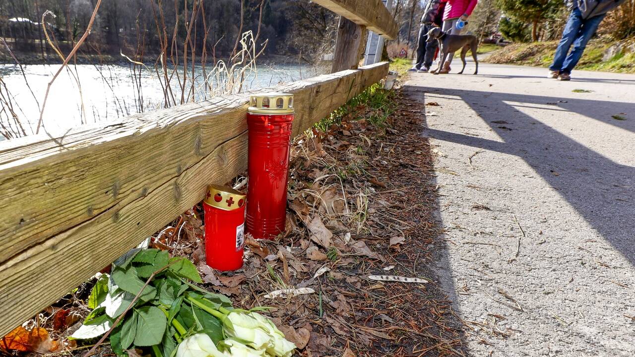 An der Unfallstelle wurden am Tag danach Blumen und Kerzen abgelegt. 