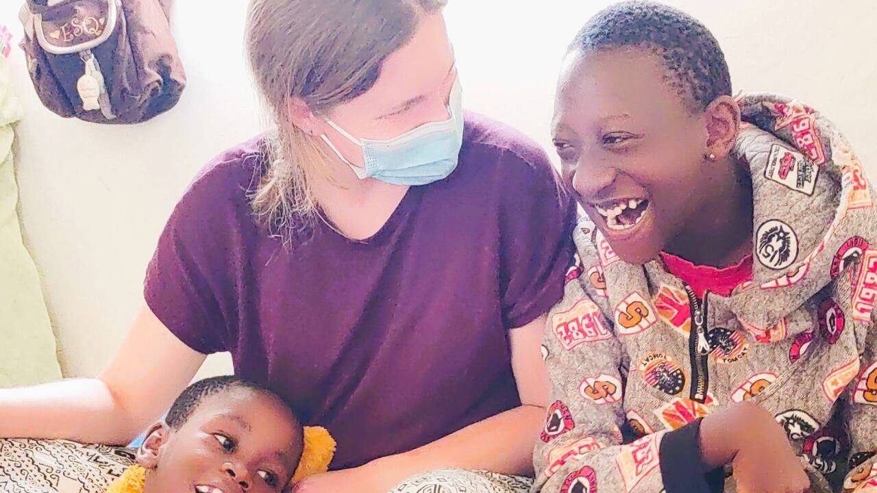 Claudia Patka mit zwei ihrer Kinder im Tageszentrum.   