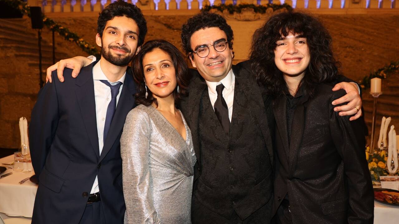 Rolando Villazón mit Gattin Lucia und den Söhnen Matteo und Dario 