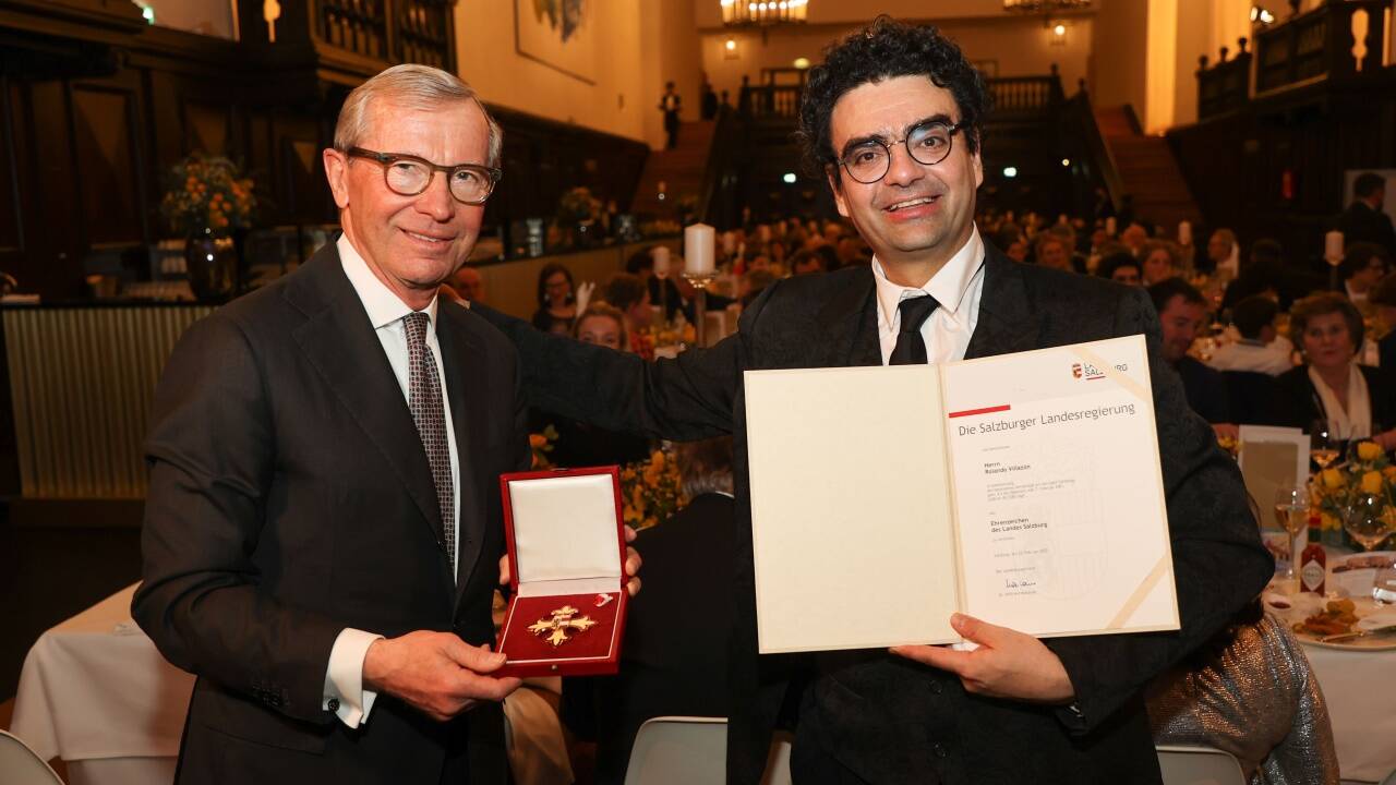 Landeshauptmann Wilfried Haslauer überreichte Rolando Villazón das Ehrenzeichen des Landes 
