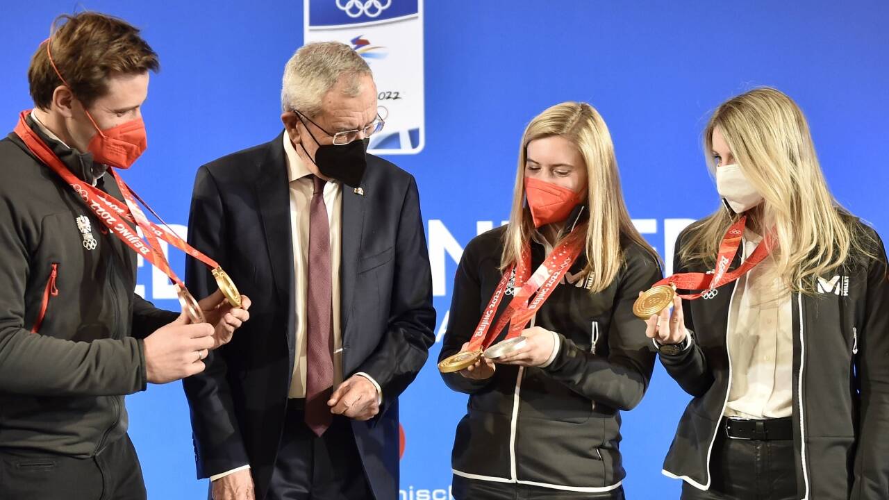 Bundespräsident Alexander Van der Bellen (2.v.l.) und die Medaillengewinner (v.l.n.r.) Matthias Mayer, Katharina Liensberger und Anna Gasser im Rahmen einer ÖOC-Medaillenfeier anl. der XXIV. Olympischen Winterspiele in Peking am Dienstag, 22. Februar 2022, in der Hofburg in Wien. 