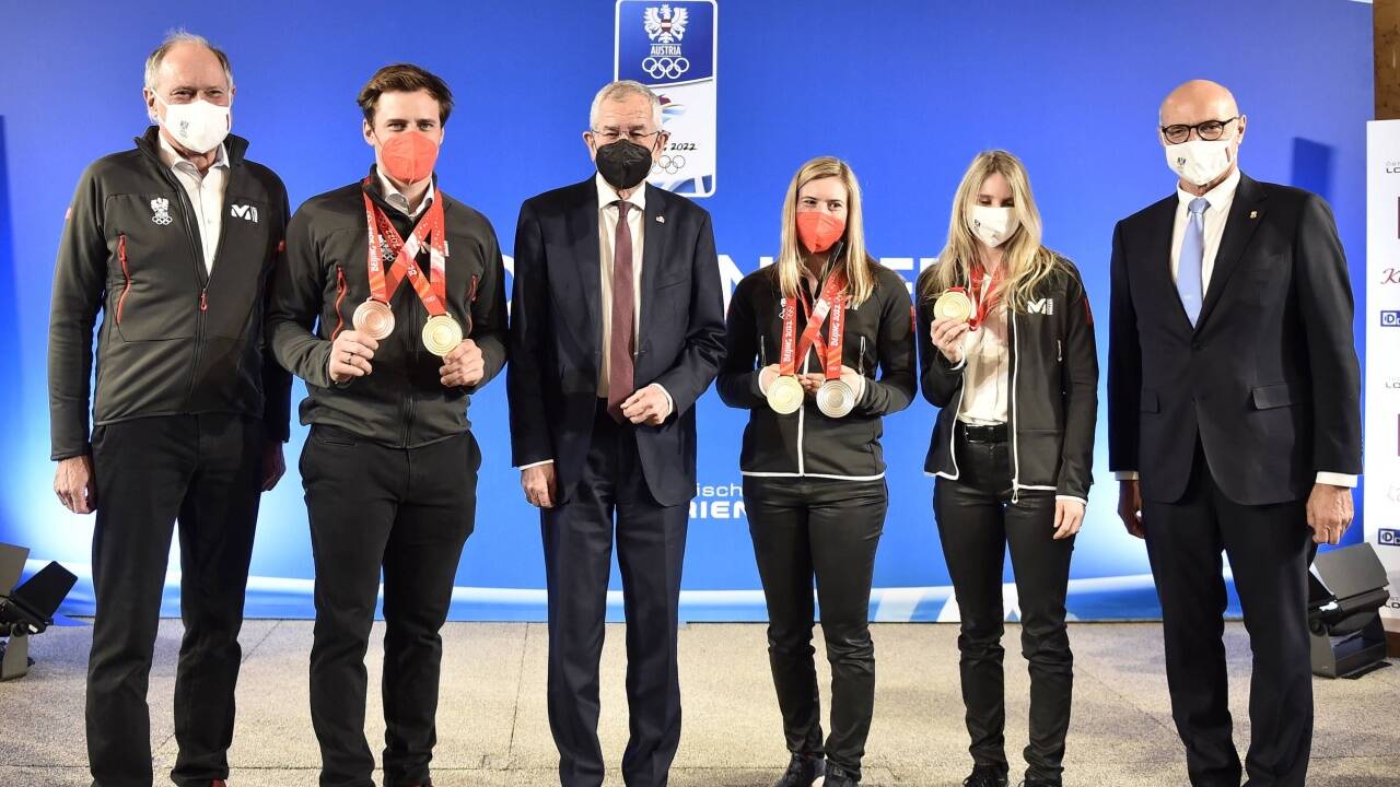 Bundespräsident Van der Bellen (3.v.l.) mit den Medaillengewinnern Matthias Mayer (2.v.l.), Katharina Liensberger (4.v.l.) und Anna Gasser (5.v.l.) sowie ÖOC-Generalsekretär Peter Mennel (l.) und ÖOC-Präsident Karl Stoss  