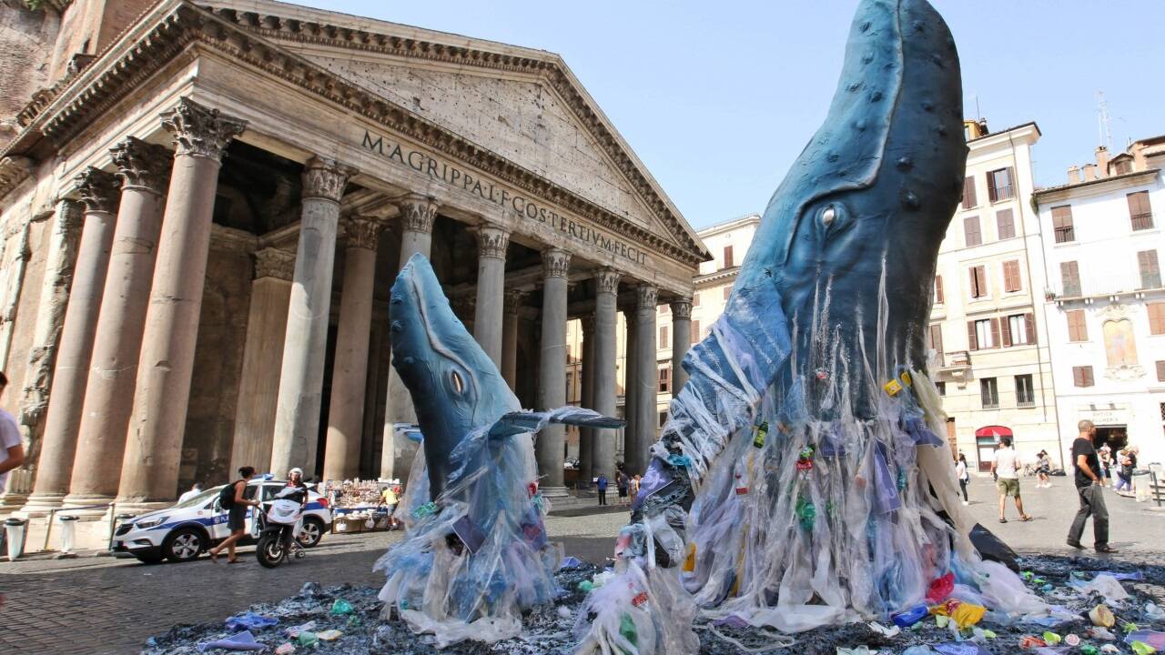 Umweltorganisationen wie Greenpeace fordern so lang wie vergeblich ein Umdenken. Im Bild eine Installation in Rom aus dem Jahr 2018.  