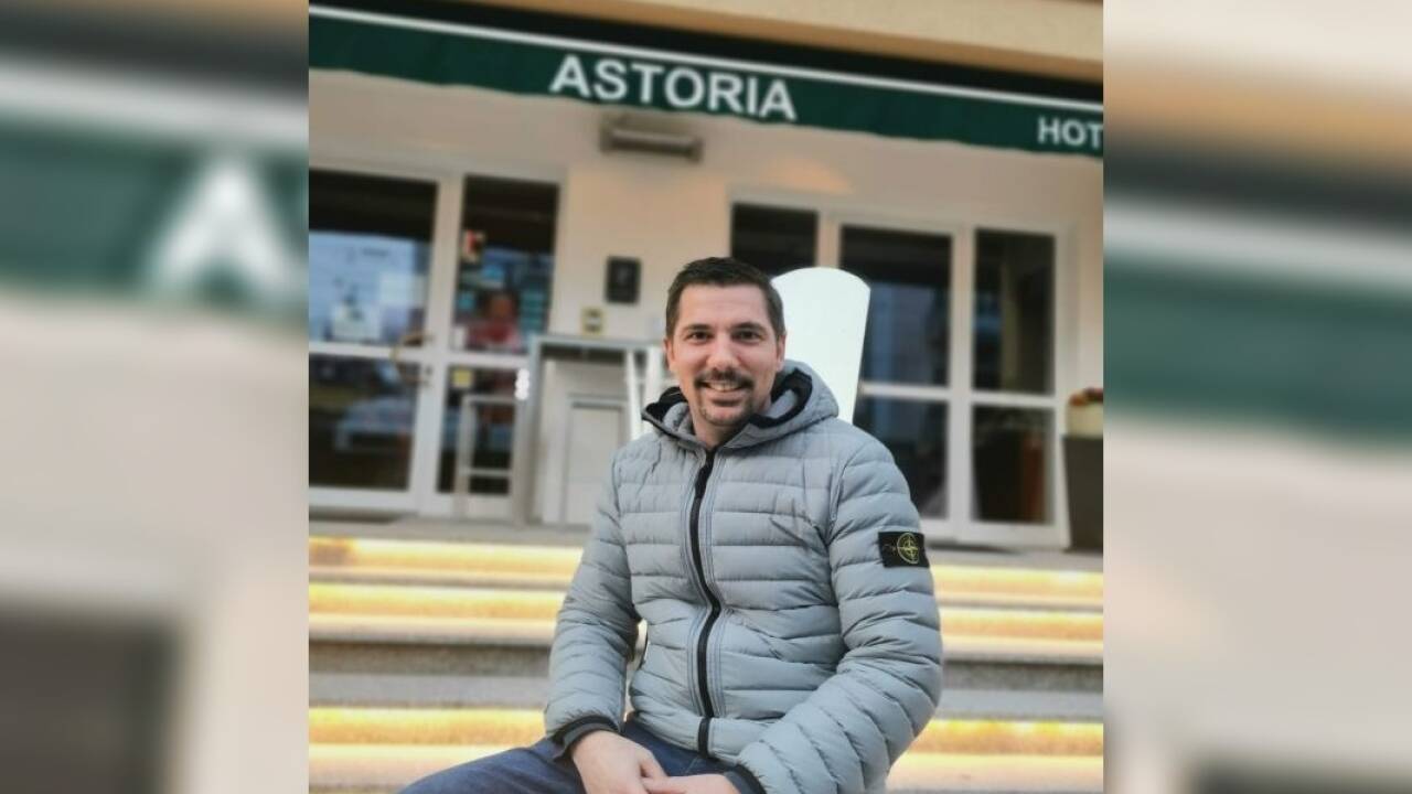 Alexander Krammer vor dem Hotel Astoria. 