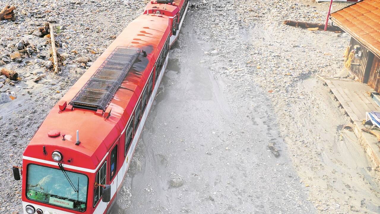 Das Hochwasser hat die Strecke von Niedernsill bis Wald verwüstet. Die anfangs erhoffte Wiedereröffnung im Jahr 2022 geht sich nicht aus. Das Hochwasser hat die Strecke von Niedernsill bis Wald verwüstet. Die anfangs erhoffte Wiedereröffnung im Jahr 2022 geht sich nicht aus.