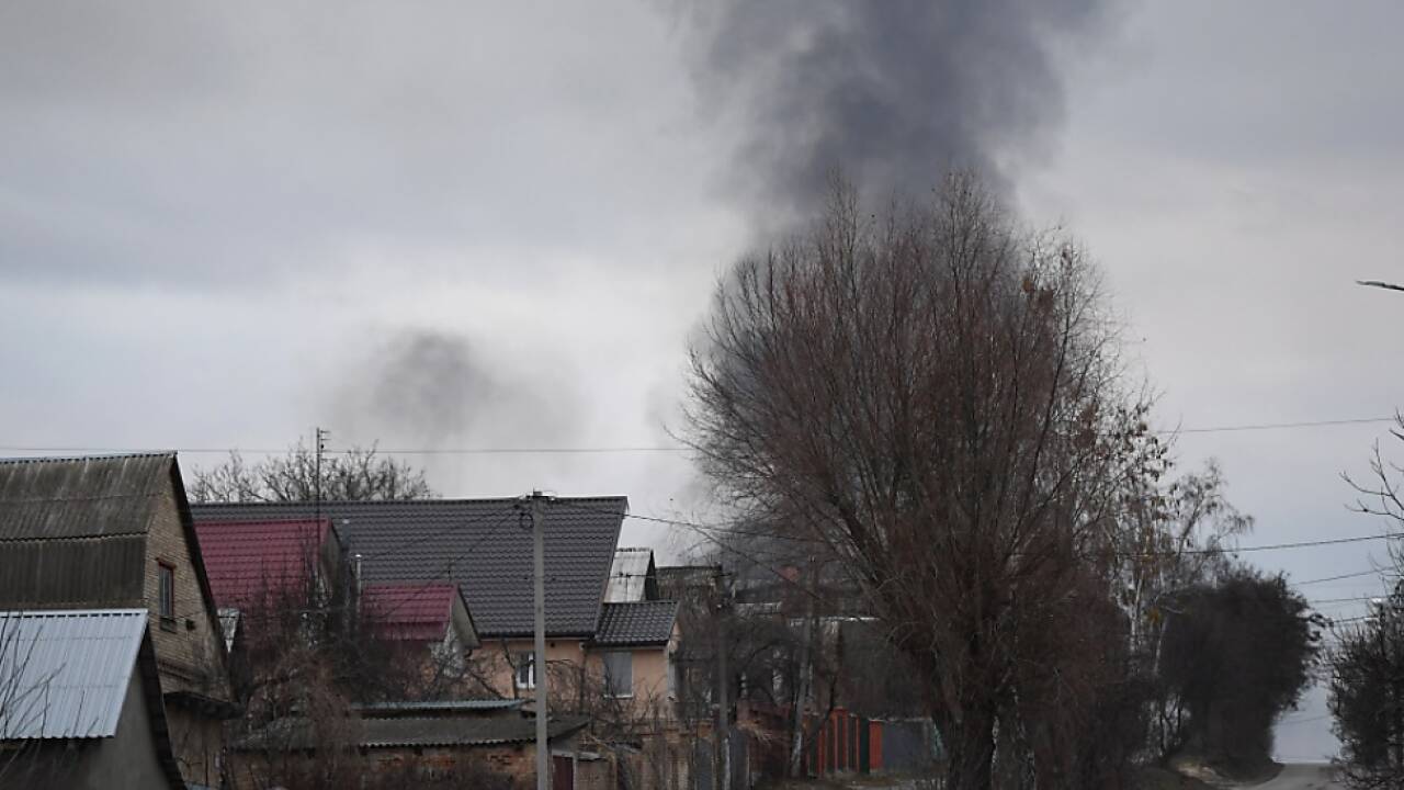 Rauch steigt vom Militärflugplatz Hostomel auf 