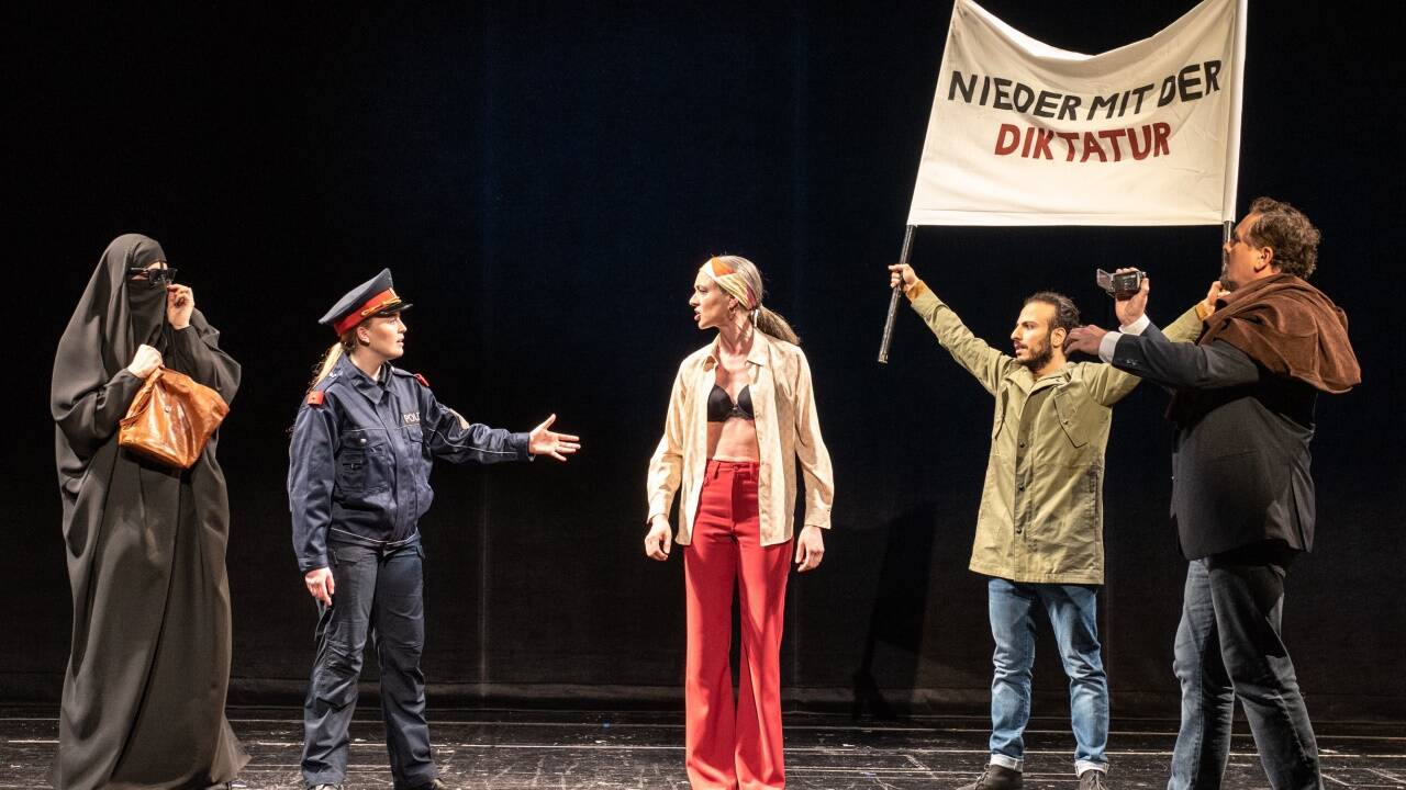 Hanno Waldner, Elisabeth Mackner, Tina Eberhardt, Rachid Zinaladin, Christoph Wieschke in „Manche mögen’s voll verschleiert“ am Salzburger Landestheater. 