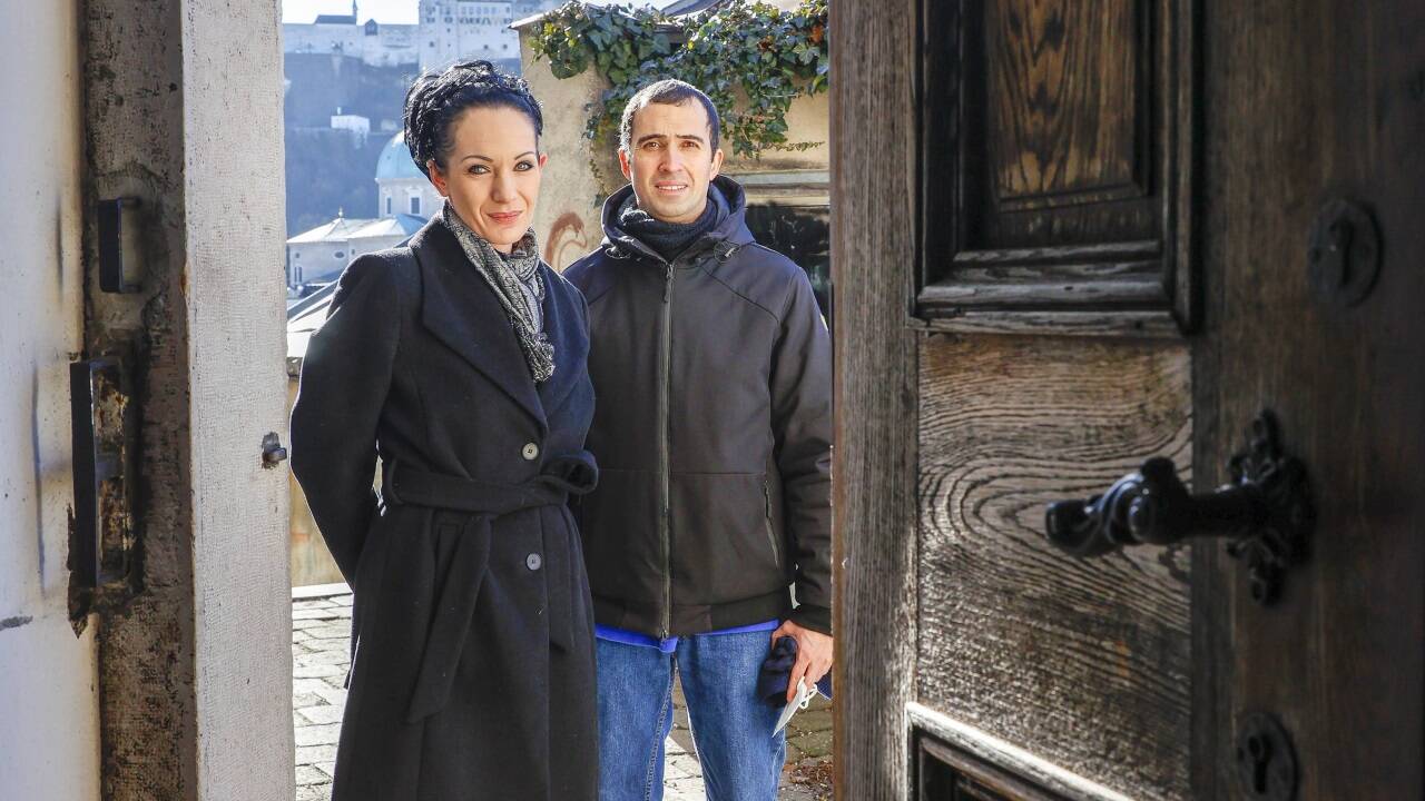 Historikerin Birgit Brenner und Rechtshistoriker Daniele Mattiangeli vor der Kirche St. Johannes am Imberg. 