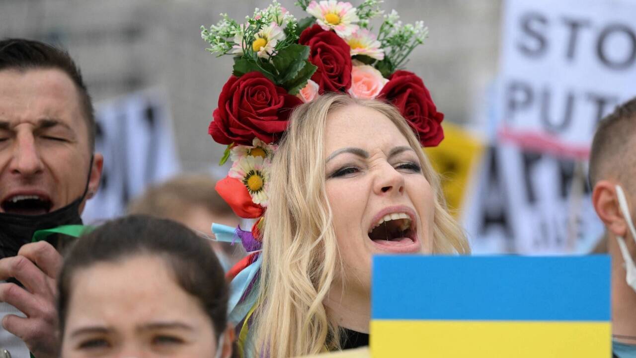Eine Demonstrantin mit Blumenkranz bei einer Demonstration in Madrid. Eine Demonstrantin mit Blumenkranz bei einer Demonstration in Madrid.