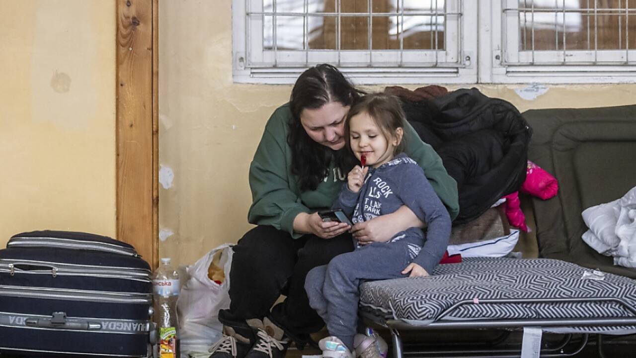 Zwei Ukrainerinnen in einer Flüchtlingsunterkunft in Polen 