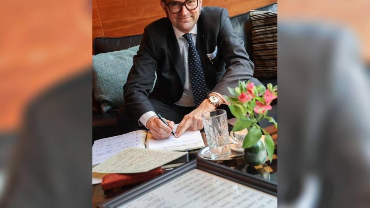 Alexander Adlgasser schreibt die Weinkarte per Hand – mit der Tintenfarbe „Poussière de Lune“ – zu Deutsch „Mondstaub“. 