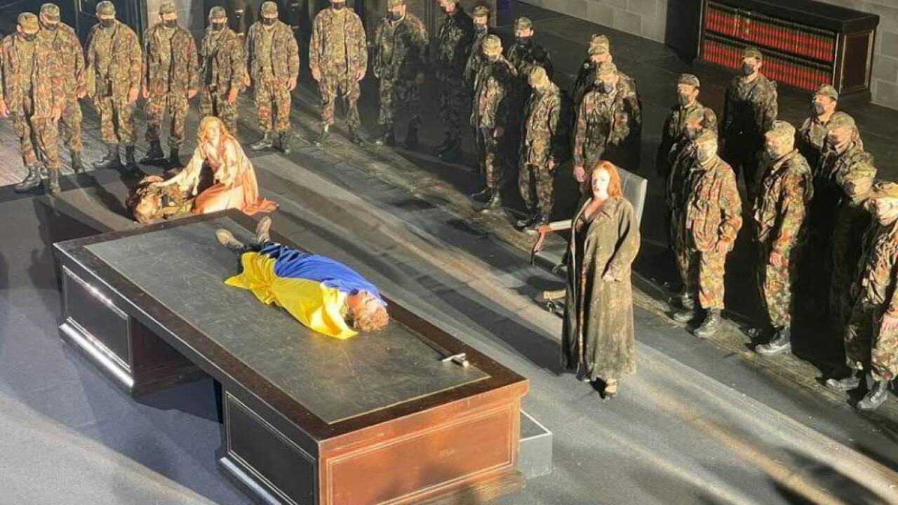 Andreas Schager als toter Siegfried in den ukrainischen Farben 