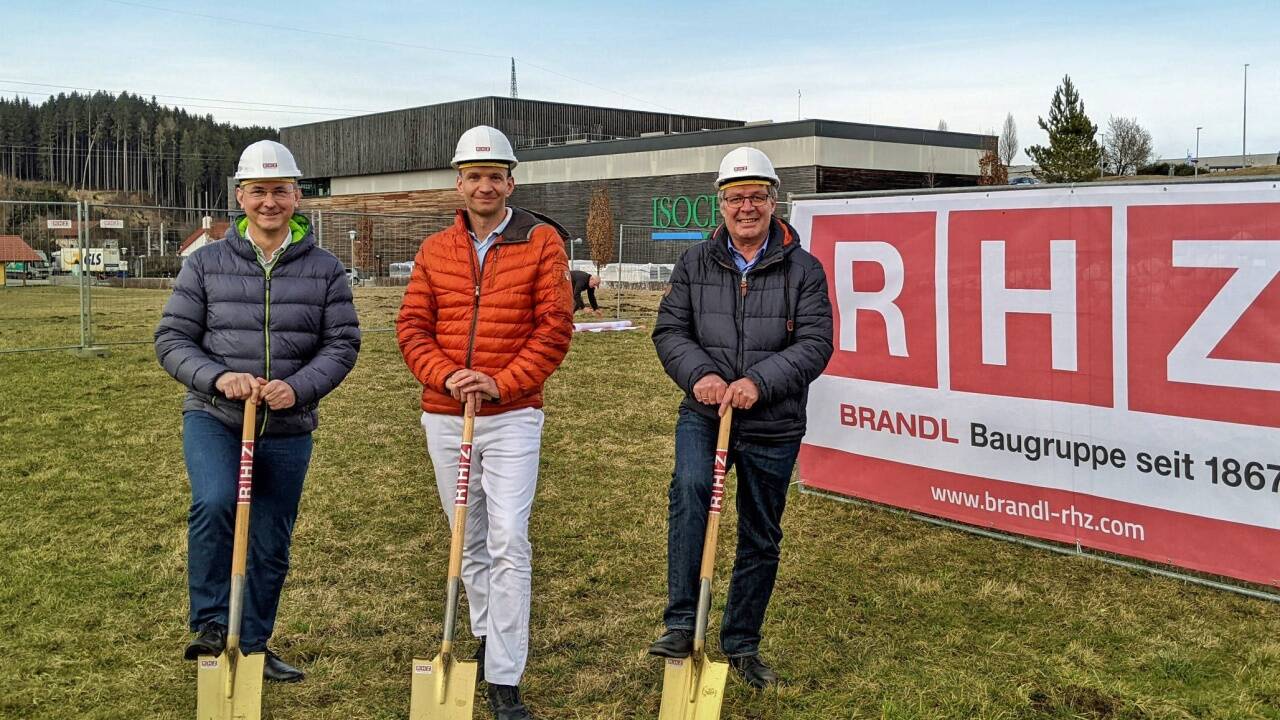 Spatenstich für das neue Ärztezentrum in Neumarkt (v. l.): Bürgermeister Adi Rieger, Bauherr Dr. Roman Szlauer und Josef Rettenwander, Chef der ausführenden Baufirma RHZ. 