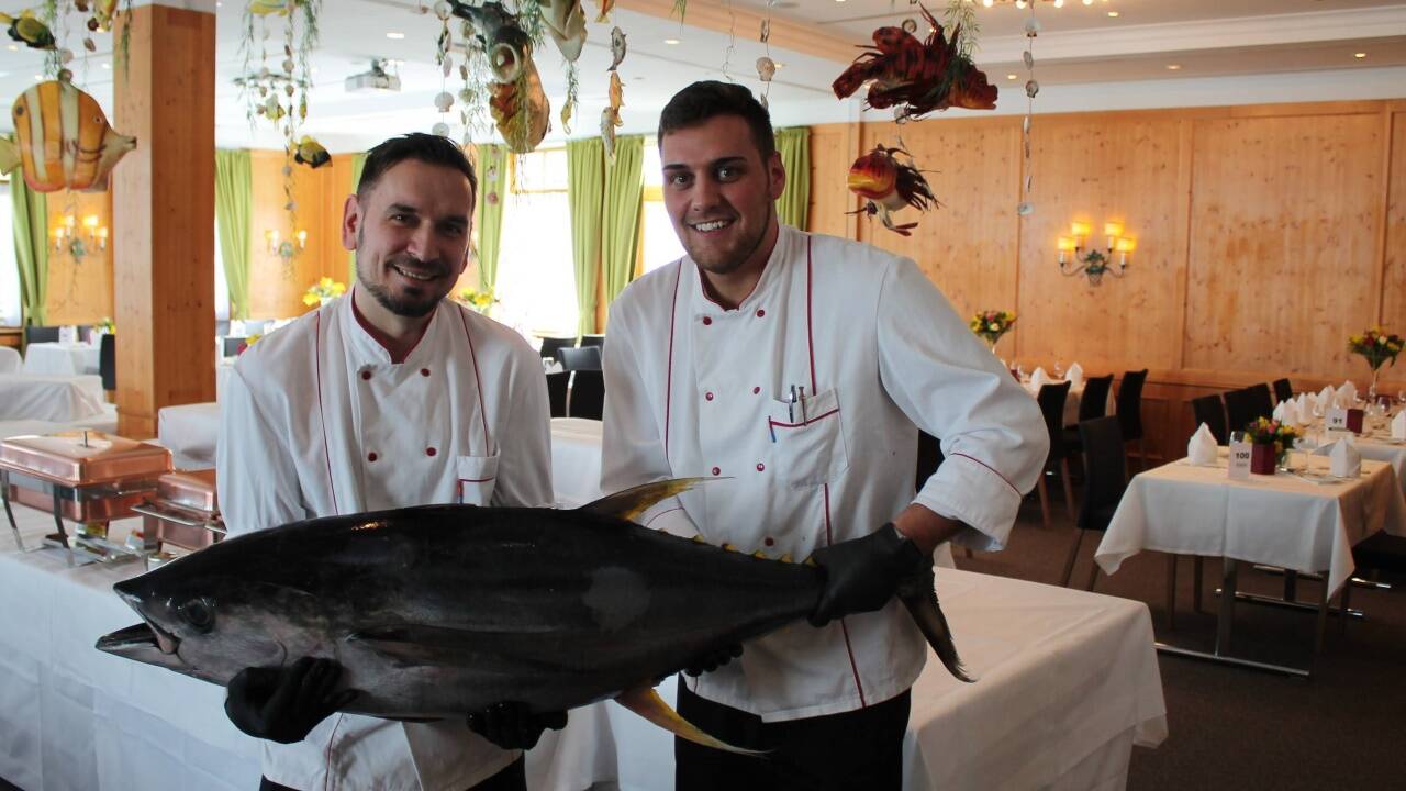 Braurestaurant Imlauer-Küchenchef Adis Balic und Souschef Svetislav Kondic mit dem König der Heringe. 