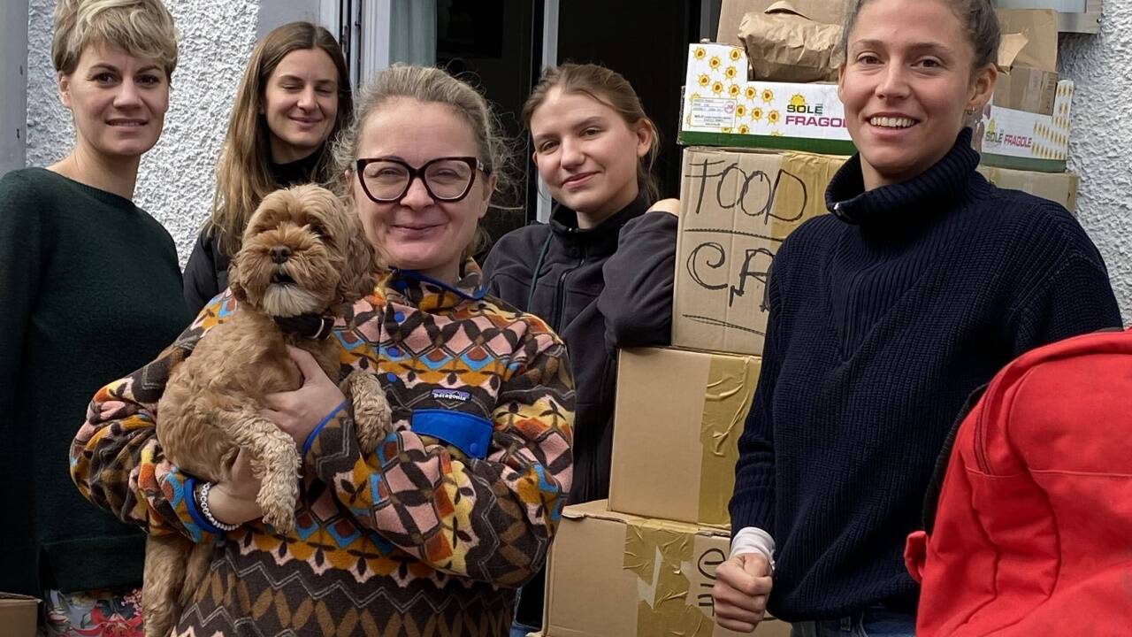 Hilfe für Flüchtende in Polen: Marie Lustermann, Lea Wendenburg, Iryna, Petra Schröckeneder (Mitte) und Tina Neubauer bei den letzten Vorbereitung zur Abfahrt.  