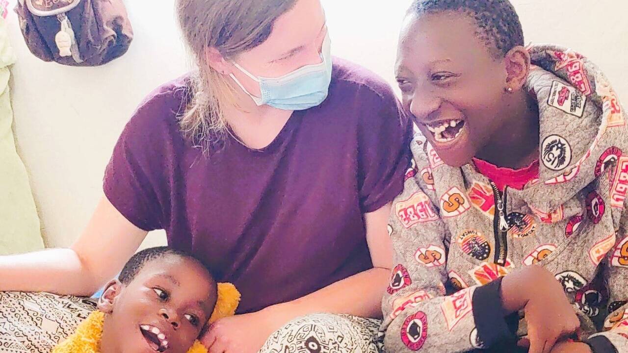 Claudia Patka mit zwei ihrer Kinder im Tageszentrum. 