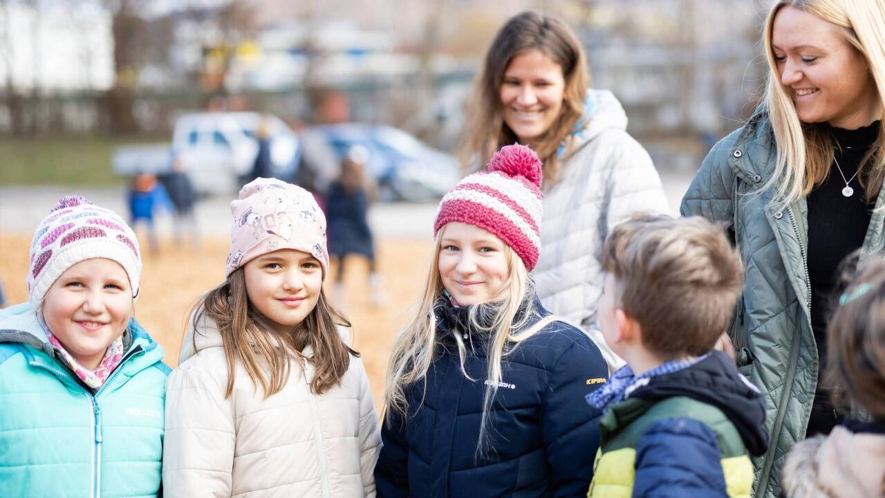 Die Kinder freuen sich über ihre neue Schule. Die Kinder freuen sich über ihre neue Schule.