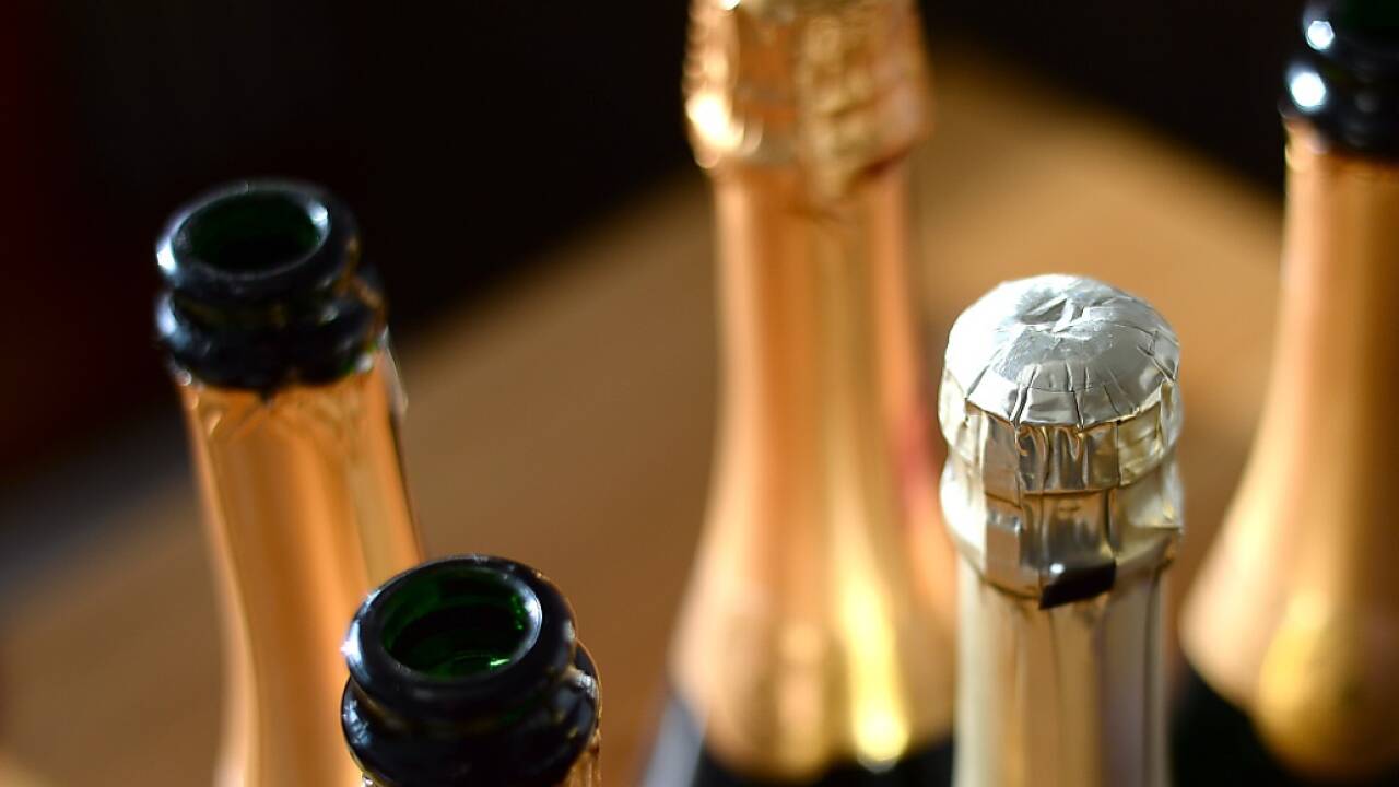 Die Lebensmittelbehörden in mehreren EU-Ländern warnen davor, dass noch weitere Champagnerflaschen in Umlauf sein könnten, die mit der Droge MDMA (bekannt als Ecstasy) versetzt seien (Symbolbild). 
