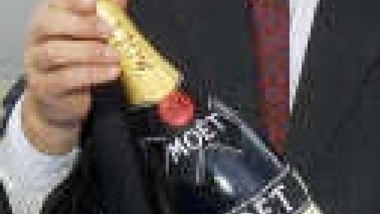 Nach den bisherigen Erkenntnissen der Behörden wurde die Droge nach der Produktion in Originalflaschen des berühmten Champagnerhauses Moet & Chandon eingefüllt.  