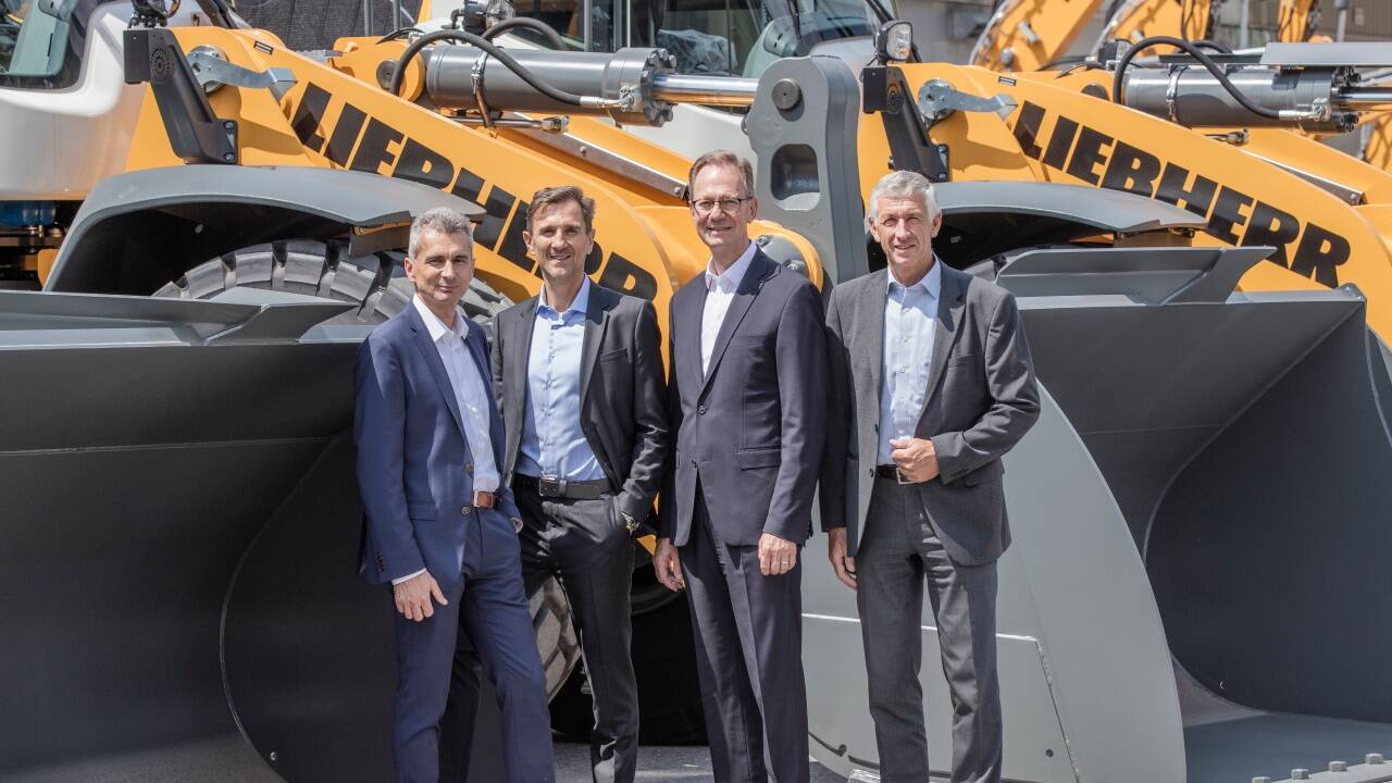 Dem Liebherr-Führungsquartett mit Peter Schachinger, Martin Gschwend, Manfred Santner und Herbert Pfab (v. l.) gelingt es immer wieder, die Eigentümer des Familienunternehmens (mittlerweile in dritter Generation) von Investitionen in den Radlader-Standort Bischofshofen zu überzeugen. 