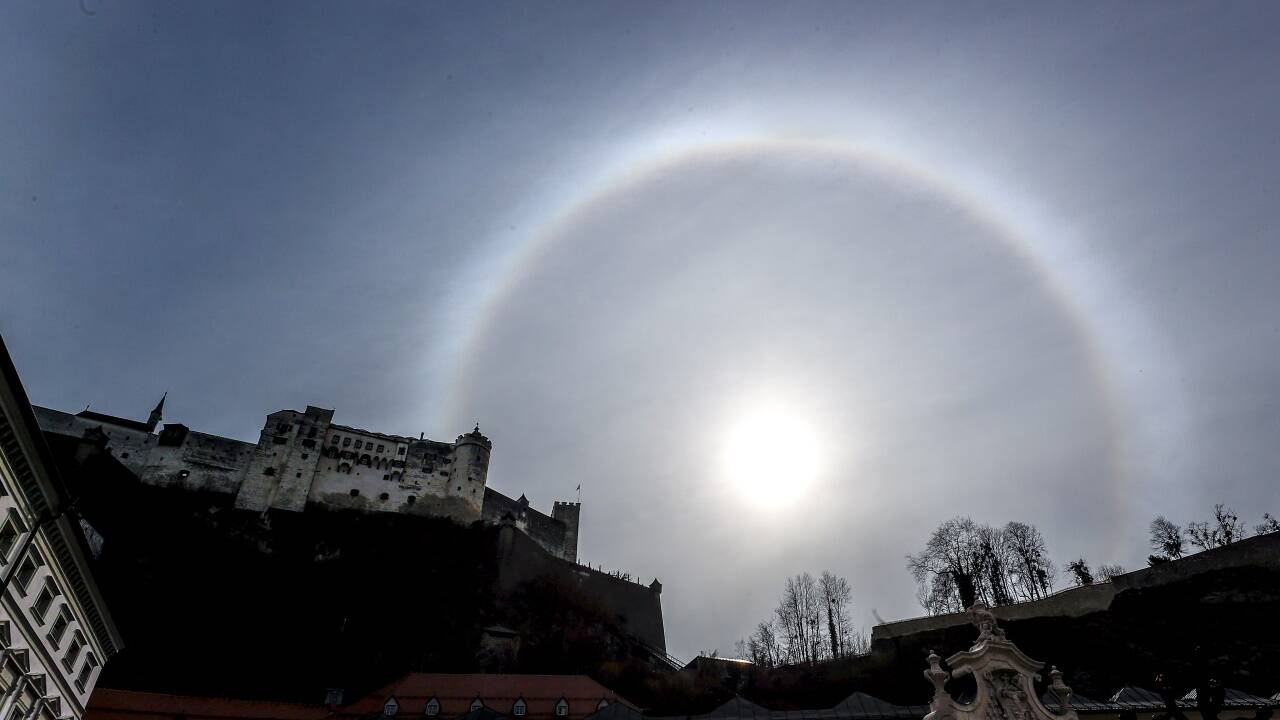 SN-Fotograf Robert Ratzer fotografierte das Himmelsspektakel auf dem Kapitelplatz in der Salzburger Altstadt.  