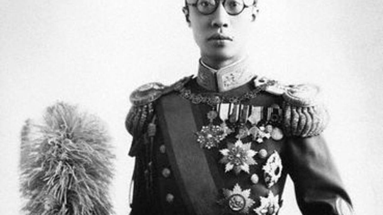 1932: Die Japaner setzen den 1912 entthronten letzten chinesischen Kaiser Pu Yi unter dem Namen Kang Teh als nominellen Regenten in der von ihnen besetzten Mandschurei ein: Errichtung des Marionettenstaates „Mandschukuo“. 