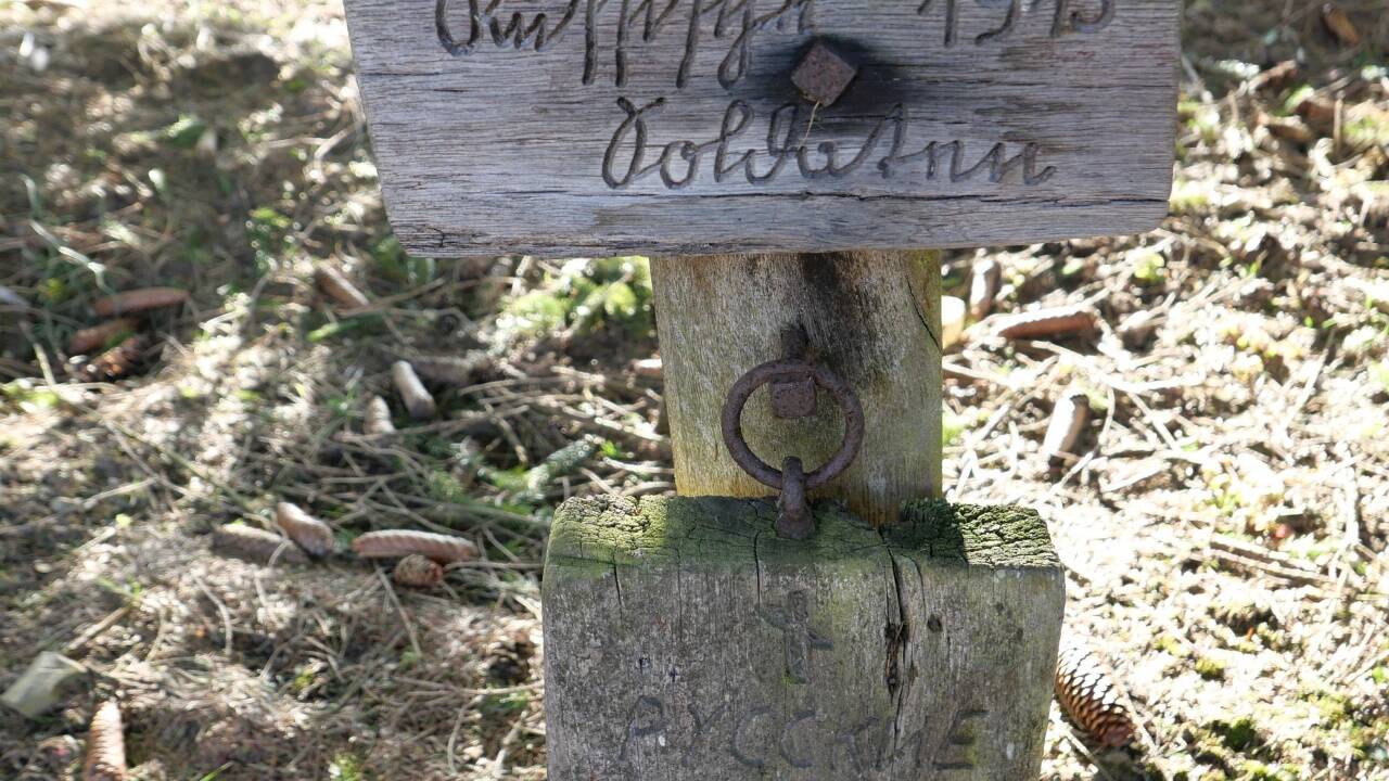 Die Inschrift auf dem Kreuz ist nicht gleich zu entziffern.  