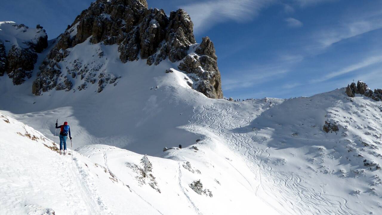 Bischofsmütze (links), Kamplbrunnspitze (rechts) und dazwischen die Abfahrt zur Sulzkaralm.   Bischofsmütze (links), Kamplbrunnspitze (rechts) und dazwischen die Abfahrt zur Sulzkaralm.