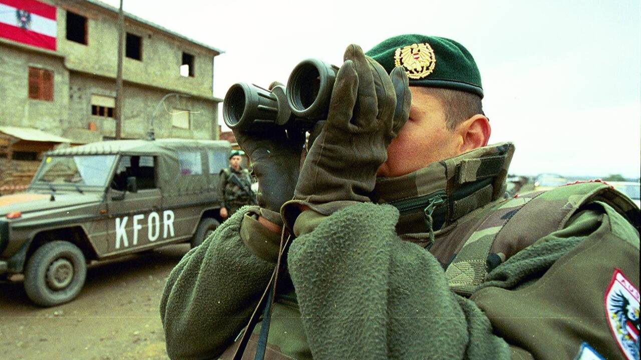 Ein Bundesheer-Soldat unter NATO-Kommando im Kosovo-Friedenseinsatz. Ein Bundesheer-Soldat unter NATO-Kommando im Kosovo-Friedenseinsatz.