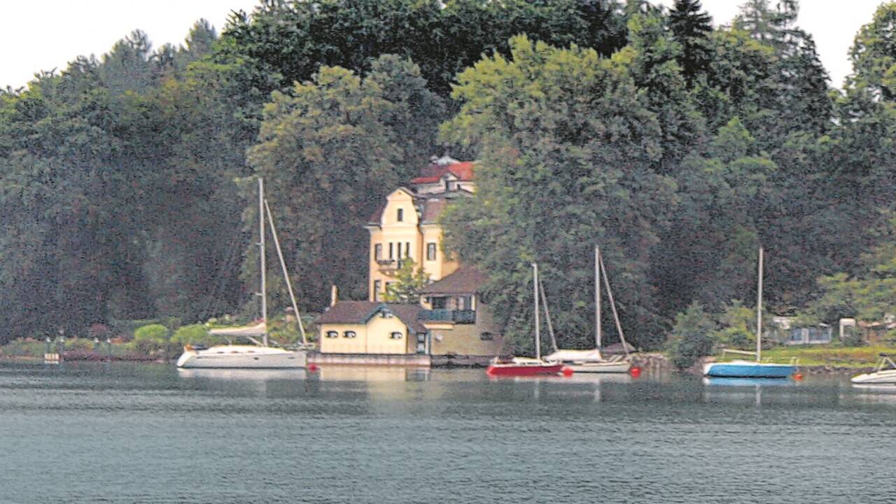 Versteckt am Ufer des Attersees liegt das Waldschlössl, das von der Öffentlichkeit gut abgeschirmt ist. Versteckt am Ufer des Attersees liegt das Waldschlössl, das von der Öffentlichkeit gut abgeschirmt ist.