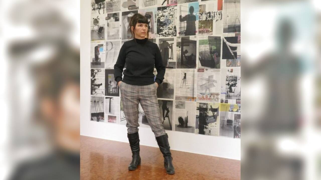 Preisträgerin Gunda Gruber vor ihrer Serie „Bildstörung“ im Traklhaus. Preisträgerin Gunda Gruber vor ihrer Serie „Bildstörung“ im Traklhaus.