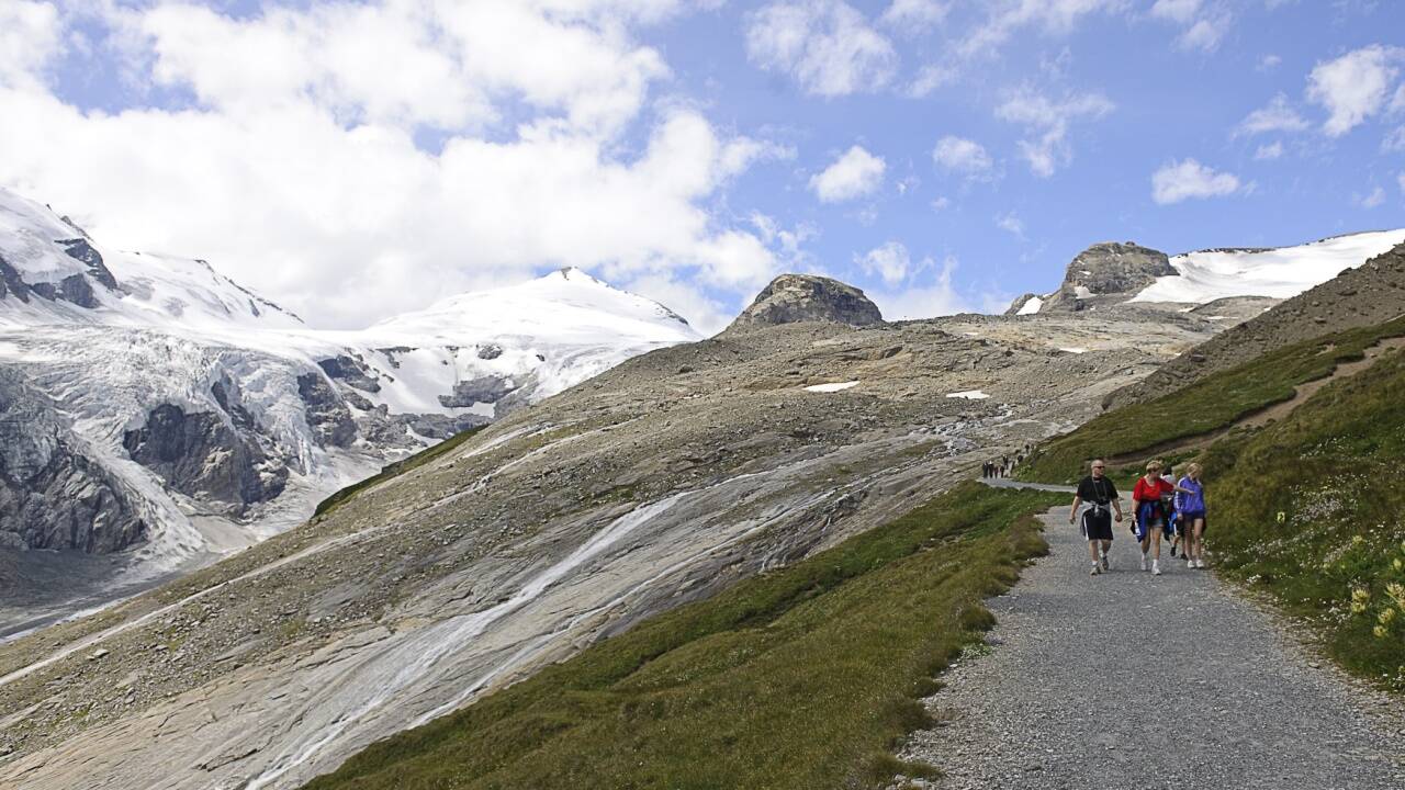 In diesem Bereich neben dem Gamsgrubenweg ist die Schutzhütte geplant. Links im Tal die Pasterze, ganz hinten der vergletscherte Johannisberg. In diesem Bereich neben dem Gamsgrubenweg ist die Schutzhütte geplant. Links im Tal die Pasterze, ganz hinten der vergletscherte Johannisberg.