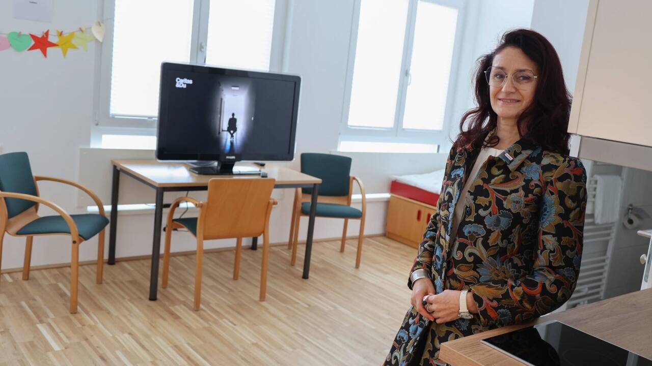 Caritas-Vizedirektorin Andrea Schmid in einer der noch unbewohnten Garconnieren im Frauenwohnhaus. 