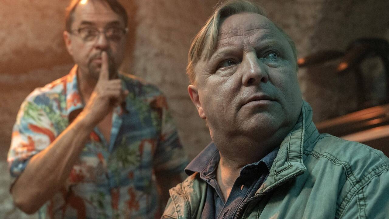 Karl-Friedrich Boerne (Jan Josef Liefers) und Kommissar Frank Thiel (Axel Prahl) verstecken sich im Keller vor den skurrilen Verfassungsschützern Frau Mann und Herr Muster. Karl-Friedrich Boerne (Jan Josef Liefers) und Kommissar Frank Thiel (Axel Prahl) verstecken sich im Keller vor den skurrilen Verfassungsschützern Frau Mann und Herr Muster.
