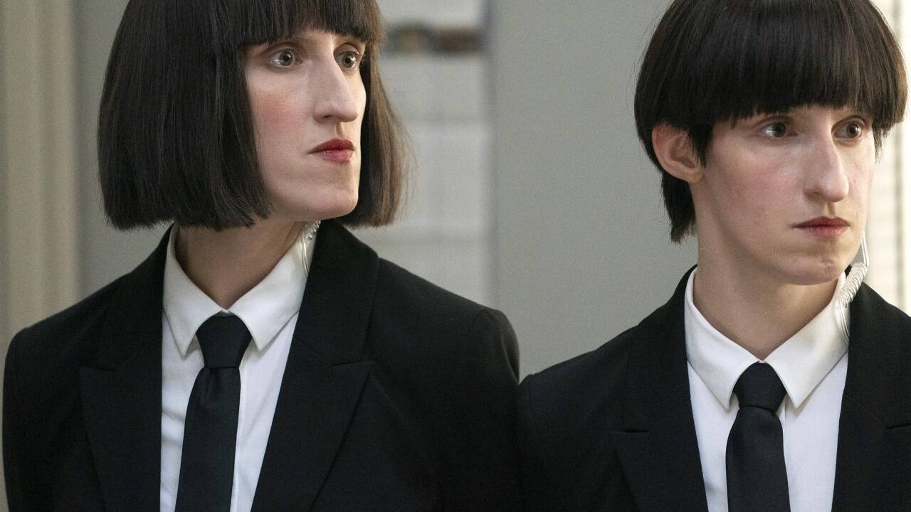 Frau Mann (Daniela Reichert) und Herr Muster (Melanie Reichert) wundern sich und verwundern ihre Umgebung. Frau Mann (Daniela Reichert) und Herr Muster (Melanie Reichert) wundern sich und verwundern ihre Umgebung.