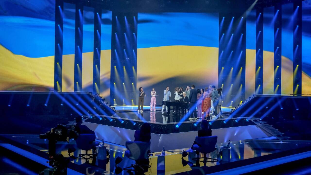 Ein Zeichen für den Frieden: Alle Kandidatinnen und Kandidaten sangen gemeinsam mit Monika Ballwein unter der musikalischer Begleitung von Thomas Rabitsch „Imagine“ von John Lennon. Ein Zeichen für den Frieden: Alle Kandidatinnen und Kandidaten sangen gemeinsam mit Monika Ballwein unter der musikalischer Begleitung von Thomas Rabitsch „Imagine“ von John Lennon.