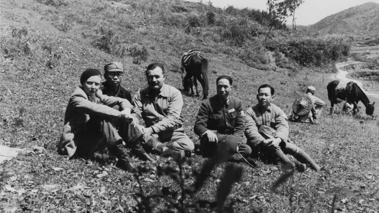 Martha Gellhorn und Ernest Hemingway mit unbekannten Soldaten in einer Feuerpause im Japanisch-Chinesischen Krieg 1941. Martha Gellhorn und Ernest Hemingway mit unbekannten Soldaten in einer Feuerpause im Japanisch-Chinesischen Krieg 1941.