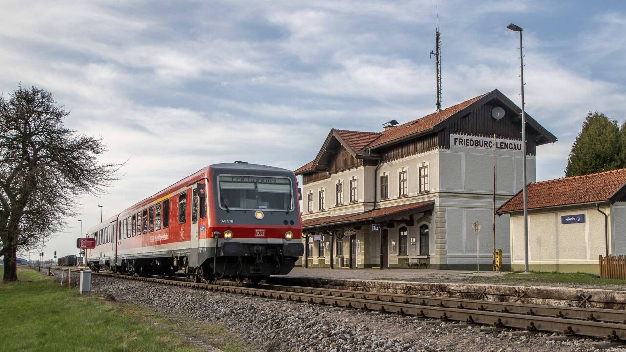Die Mattigtalbahn (hier beim Bahnhof in Friedburg-Lengau) steht derzeit bei vielen Bahngästen in der Kritik. Die Mattigtalbahn (hier beim Bahnhof in Friedburg-Lengau) steht derzeit bei vielen Bahngästen in der Kritik.