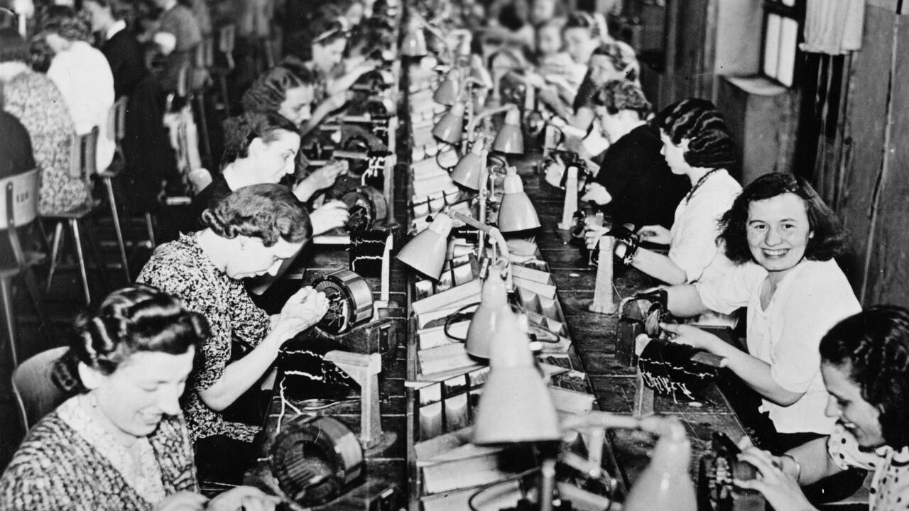 Die Bilder der Nazi-Propaganda sollten vermitteln, dass die Frauen mit Freude am Nachschub von dringend benötigten Elektromotoren arbeiten. 