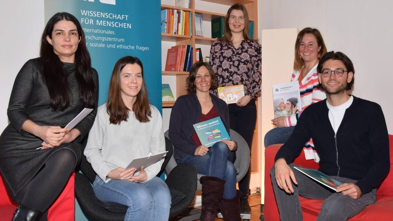 Das Team (v.l.): Fatemeh Rezaee, Theresa Klinglmayr, Birgit Bahtic-Kunrath, Angelika Eisl, Andrea Niederfriniger und Fabian Kos.  