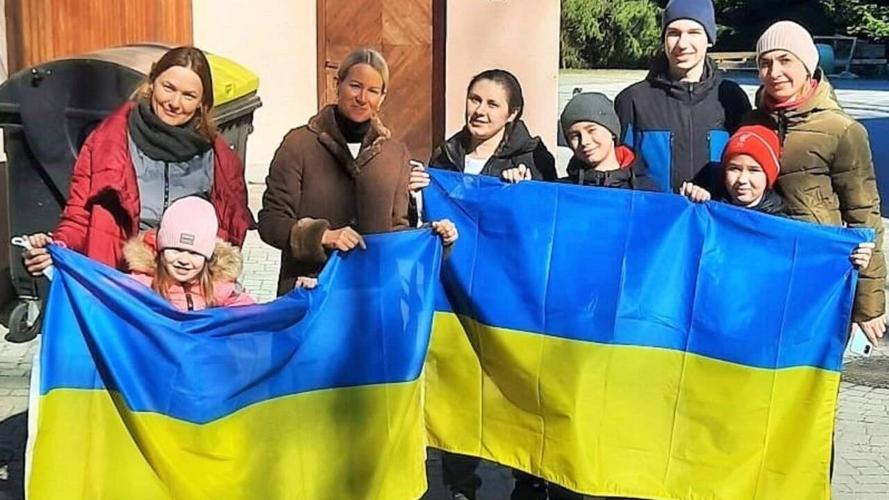 Prinzessin Auersperg (Zweite von links) mit Flüchtlingen aus der Ukraine. Sie hat ihr Gästehaus zur Verfügung gestellt.  
